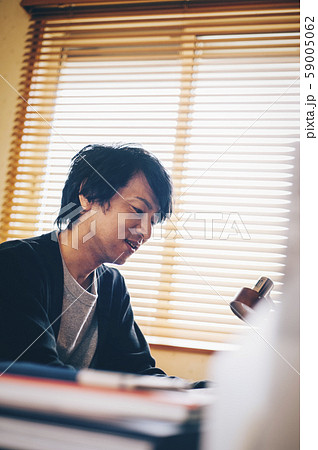 男性　ライフスタイル　パソコン 59005062