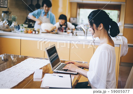 親子　ライフスタイル　団らん 59005077