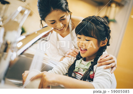 親子 女の子 お手伝い 親子 女の子 お手伝い 59005085