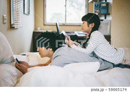 親子　ライフスタイル　団らん 59005174