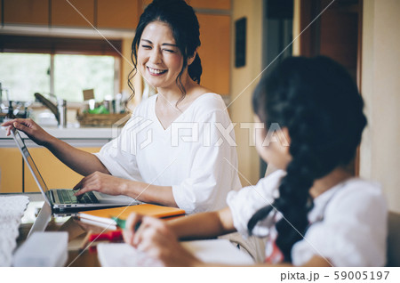 親子　ライフスタイル　団らん 59005197