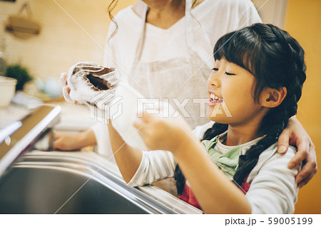 親子　女の子　お手伝い 59005199