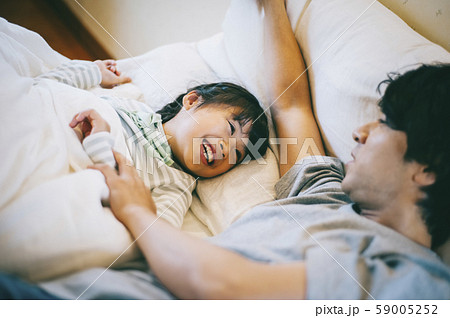 親子　ライフスタイル　団らん 59005252