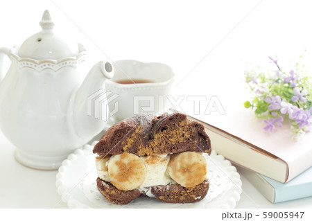 バナナとクリームチーズのベーグルサンドイッチの写真素材