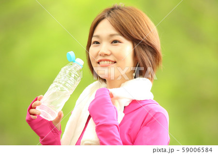 水分補給する女性 59006584