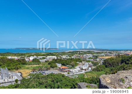 勝連城から金武湾を望む 勝連城から金武湾を望む 59006945