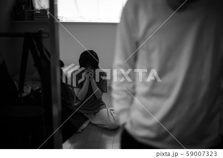 部屋から出ていく男性 59007323
