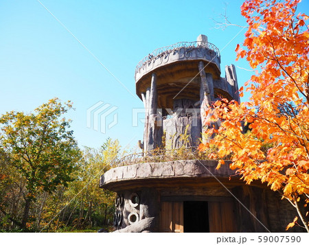 秋の滝のすずらん丘陵公園 森見の塔 59007590