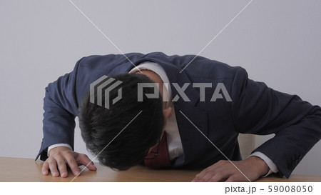 ビジネスマン スーツ 謝る 謝罪 ビジネスマン スーツ 謝る 謝罪 59008050