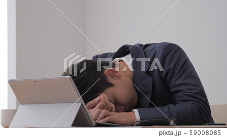 ビジネスマン スーツ パソコン ノートパソコン 居眠り 眠い ビジネスマン スーツ パソコン ノートパソコン 居眠り 眠い 59008085