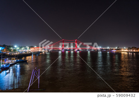 インドネシア・パレンバンのアンペラ橋　夜景 59009432