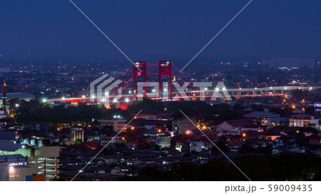 インドネシア・パレンバンのアンペラ橋　夜景 59009435