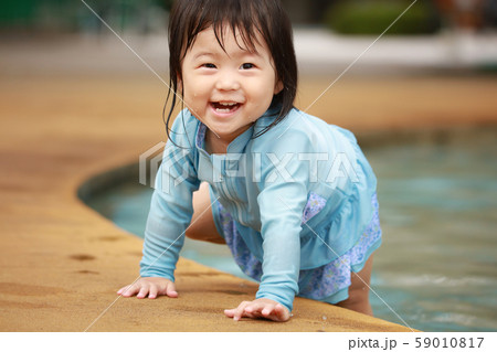 水遊びする女の子の写真素材