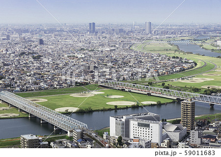 都市風景　ビル群と住宅街　千葉県市川市から東京都葛飾区方面の眺望 59011683