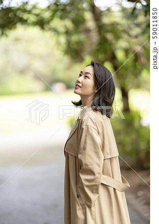 トレンチコートを着て秋の観光地を女子旅 59011850
