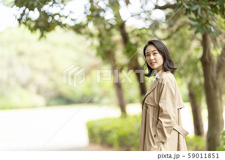 観光地を女子旅するトレンチコートを着たモデル 59011851