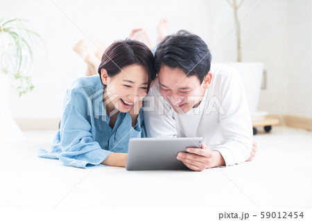 夫婦　カップル　タブレット　検索 59012454