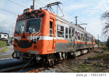 直線区間をゆく岳南電車7000形 59012873
