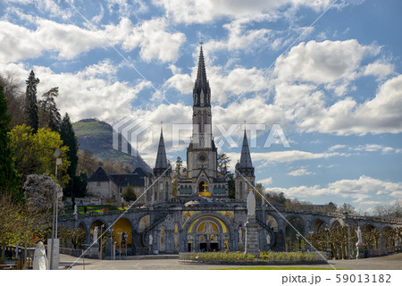 View of the cathedral in Lourdes, France 59013182