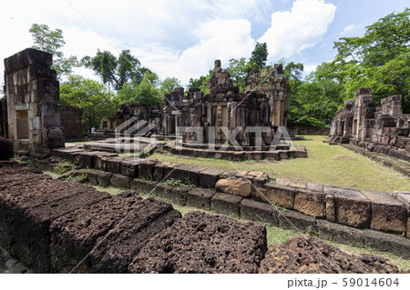 タイとカンボジアの国境のクメール遺跡プラーサートタームアントムの写真素材