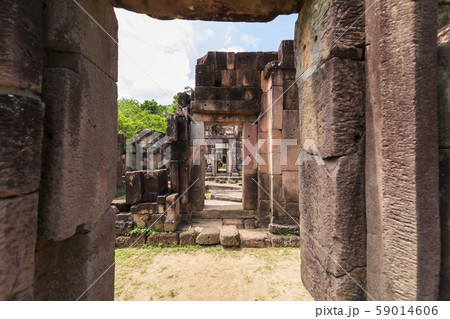 タイとカンボジアの国境のクメール遺跡プラーサートタームアントムの写真素材