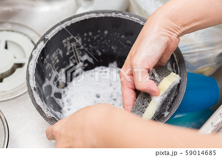 炊飯器の内釜を洗う女性 59014685