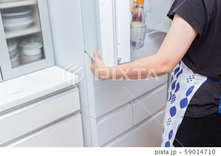 冷蔵庫を開ける女性 冷蔵庫を開ける女性 59014710