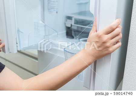 冷蔵庫を開ける女性 冷蔵庫を開ける女性 59014740