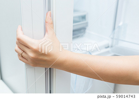 冷蔵庫を開ける女性 59014743