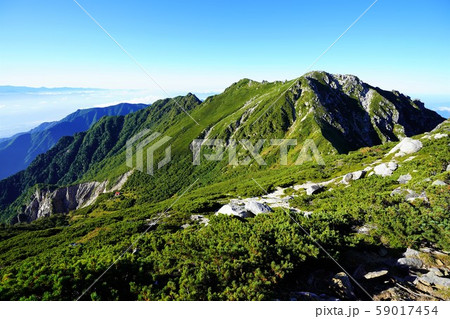 赤椰岳からの南駒ヶ岳と摺鉢窪避難小屋 59017454