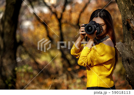women photographer hold camera women photographer hold camera 59018113