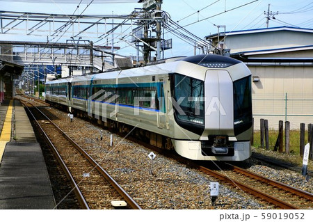 日光線・東武金崎駅を快走する特急リバティ 日光線・東武金崎駅を快走する特急リバティ 59019052