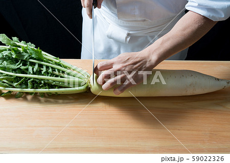 大根を切る板前 59022326