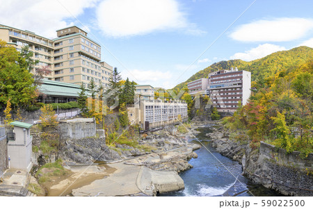 秋の定山渓温泉街 59022500