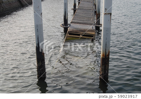 壊れた桟橋 59023917