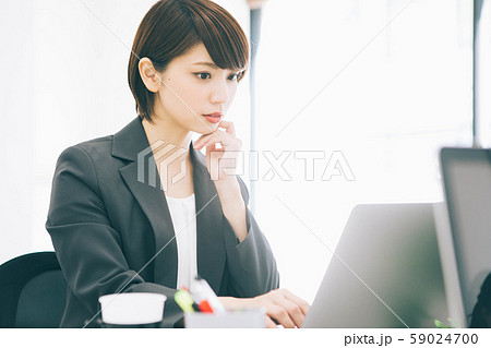 明るいオフィスで働く女性 明るいオフィスで働く女性 59024700