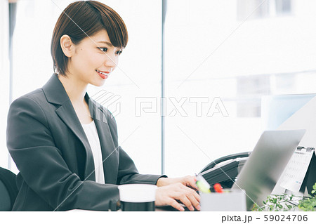 明るいオフィスで働く女性 明るいオフィスで働く女性 59024706