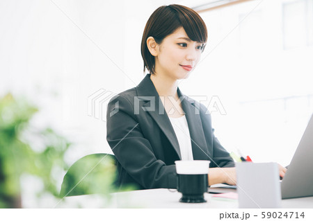 明るいオフィスで働く女性 明るいオフィスで働く女性 59024714