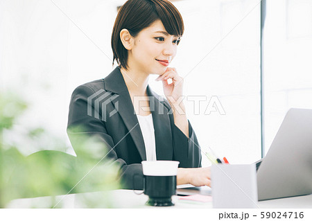 明るいオフィスで働く女性 59024716