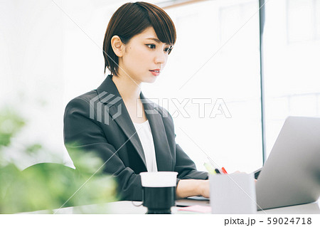 明るいオフィスで働く女性 明るいオフィスで働く女性 59024718