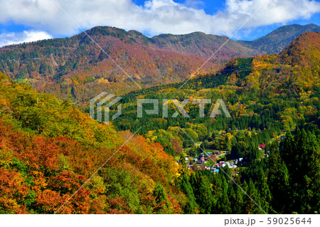 長野県・秋山郷の小赤沢集落 59025644