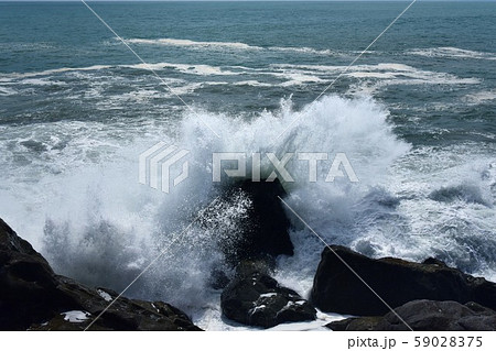 高知県安芸市 大山岬の岩に押し寄せては砕ける太平洋の荒波 高知県安芸市 大山岬の岩に押し寄せては砕ける太平洋の荒波 59028375