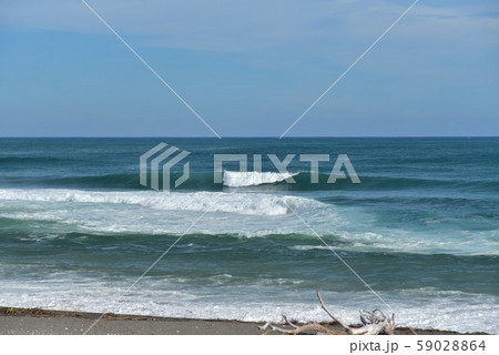 高知県土佐市　仁淀川河口海岸のサーフスポットの波 59028864