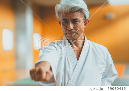 空手家　正拳突き 59030416