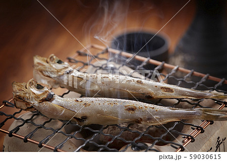 軽く火で炙った一夜干しのししゃもは、日本酒との相性抜群です 軽く火で炙った一夜干しのししゃもは、日本酒との相性抜群です 59030615