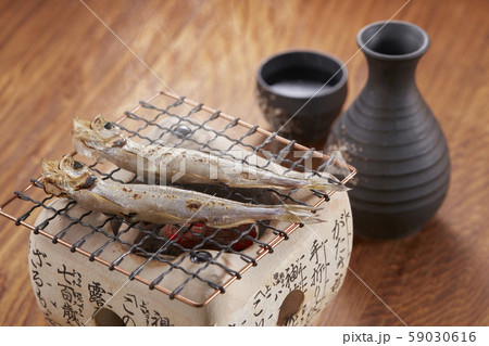 軽く火で炙った一夜干しのししゃもは、日本酒との相性抜群です 59030616