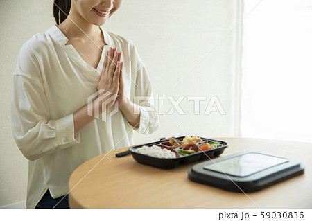 若い女性・お弁当 59030836