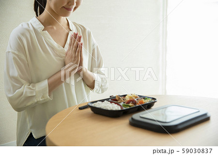 若い女性・お弁当 59030837