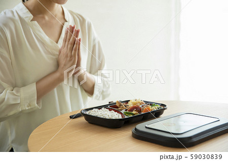 若い女性・お弁当 若い女性・お弁当 59030839