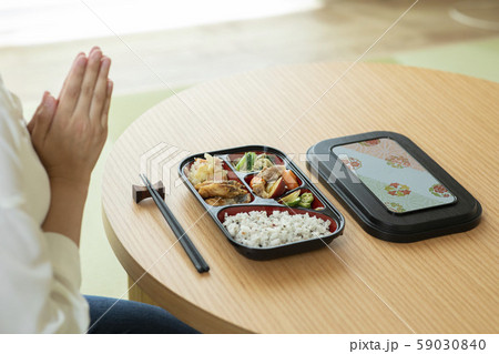 若い女性・お弁当 若い女性・お弁当 59030840